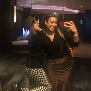 Meet your Poshers, Sofia and Grace